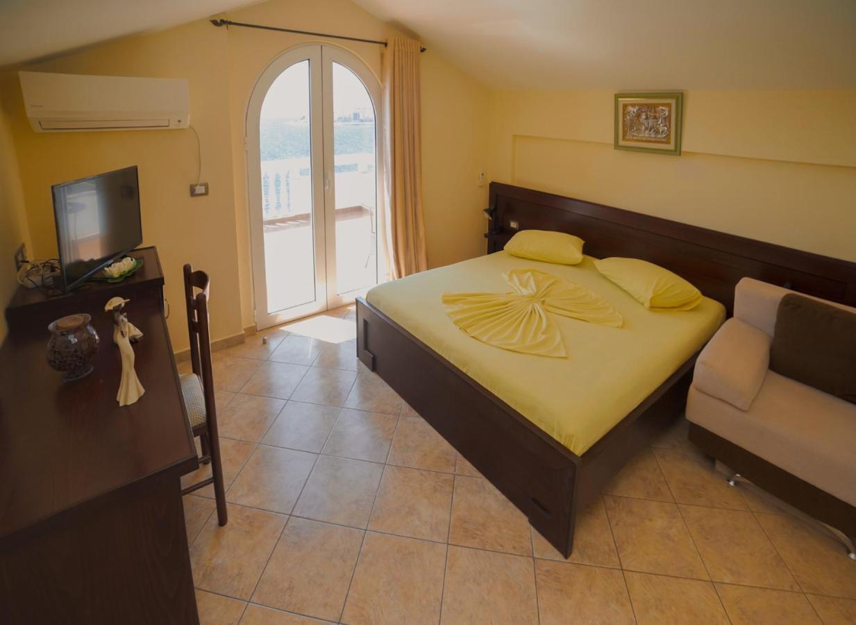 Hotel Serxho Sarande Exterior photo